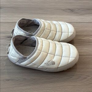 WOMEN'S THERMOBALL V TRACTION MULES IN WHITE
 size 5